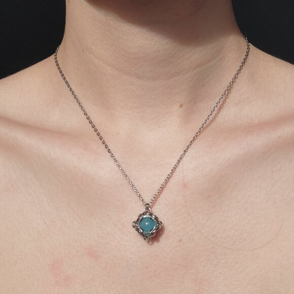Aquamarine blue caged pearl necklace with a small silver chain - Picture 11 of 12